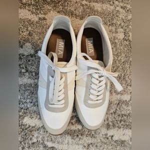 Mia sneakers